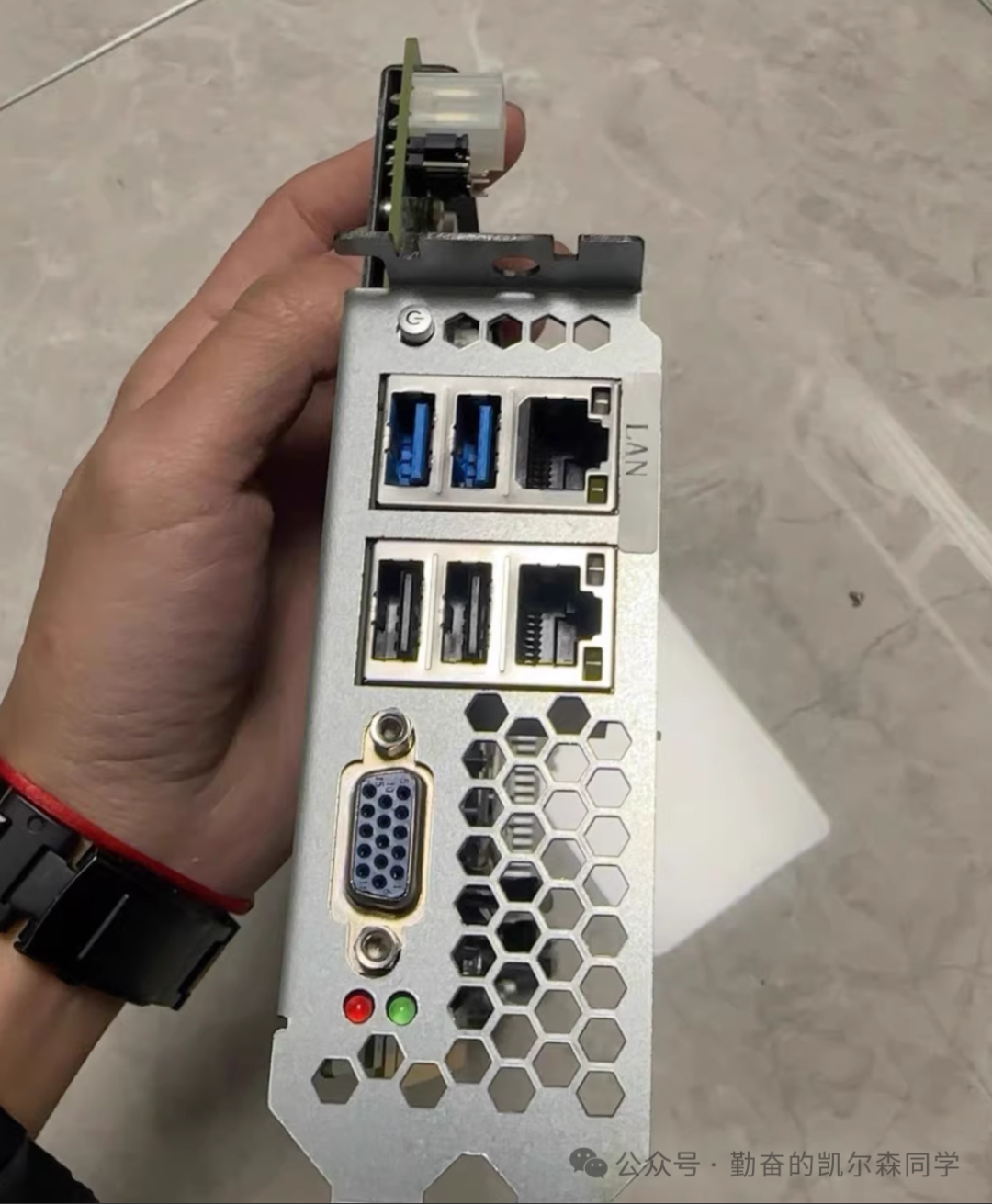 这张"显卡"居然能装18核CPU?全球最小X99主板惊艳亮相! 第4张 这张"显卡"居然能装18核CPU?全球最小X99主板惊艳亮相! 第4张